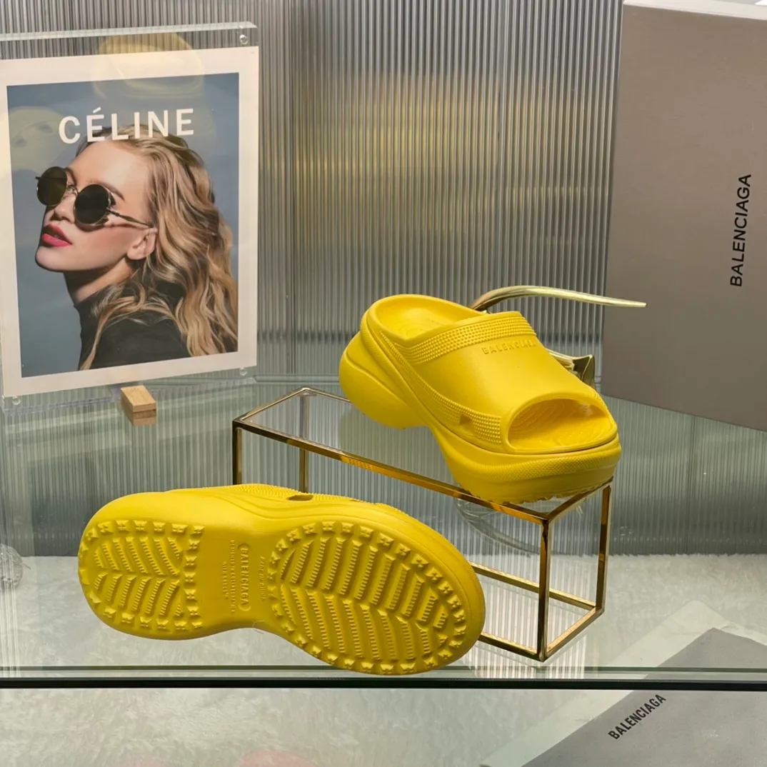 👟👟Ex-factory price 380👟👟 35-41 ‍🔥 ‍🔥 ‍🔥Balenciaga’s latest hole-in-the-wall slippers are now available! 🎉🎉🎉A sandal that is popular on Instagram, 🎊🎊🎊 and all major platforms of Xiaohongshu! Made of high-tech materials and molded in one piece, it is lightweight, wear-resistant, and waterproof! ✨✨✨ The heel height is 6CM. The colors are being added one after another to meet your various color combinations and different needs. A very cost-effective product!